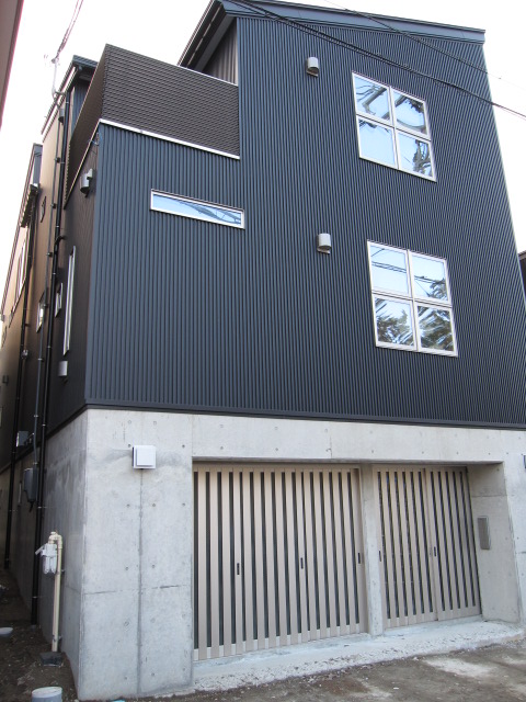 上越市／柿崎区　スペースを効率的に活用した高床３階建ての家